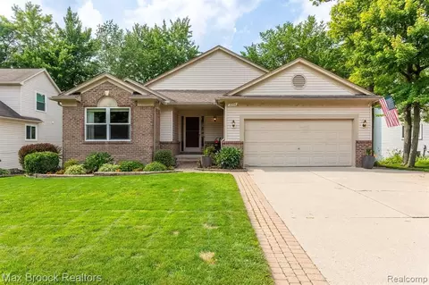 3304 Hickory Dr, Lake Orion, MI 48359