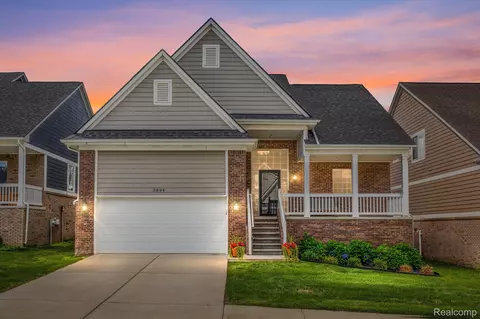 3894 Maple Ln, Auburn Hills, MI 48326