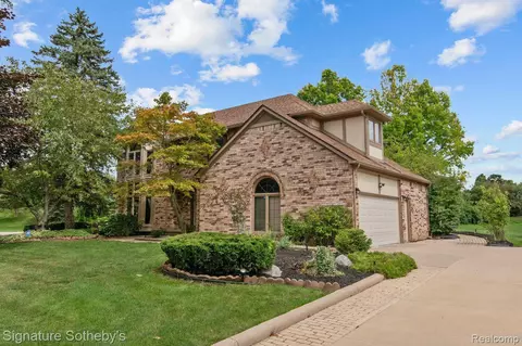 4720 Pier Dr, Troy, MI 48098