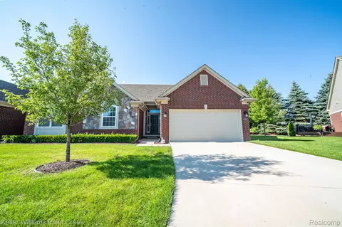 17629 Conifer Crt Ct, Macomb, MI 48042
