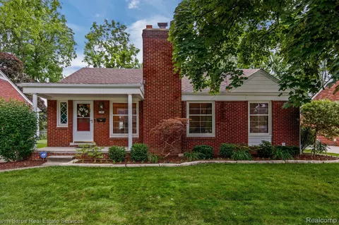 1240 Fairholme Rd, Grosse Pointe Woods, MI 48236