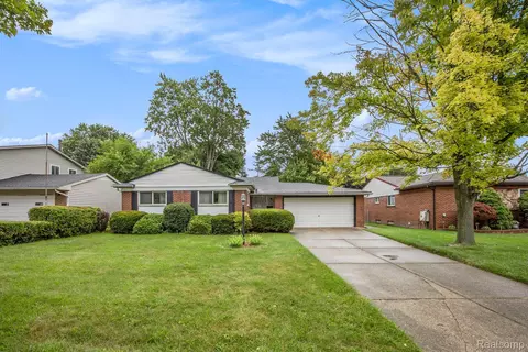 40158 Diane Dr, Sterling Heights, MI 48313