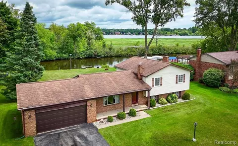 5188 Bronco Dr, Clarkston, MI 48346