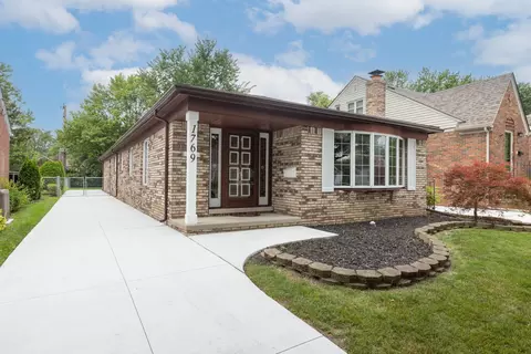 1769 Hampton Rd, Grosse Pointe Woods, MI 48236