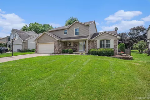 1997 Huntingdon Dr, Wixom, MI 48393