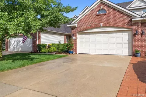 4605 Summer Ridge Dr 10 Dr, Genoa, MI 48843
