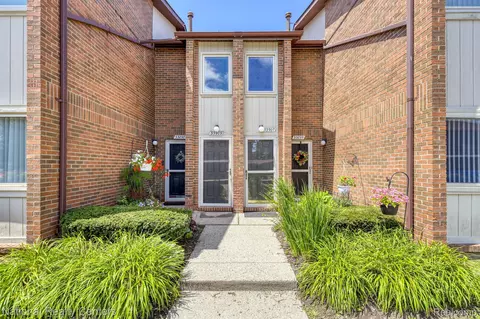 33907 Pondview Cir, Livonia, MI 48152