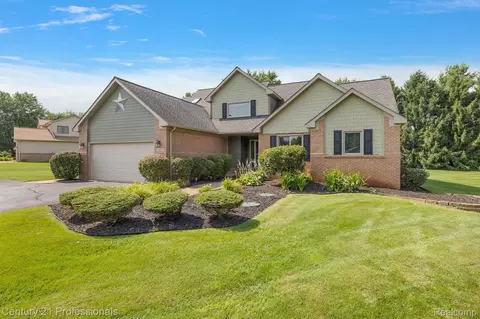 6405 Stonewood Dr, White Lake, MI 48383