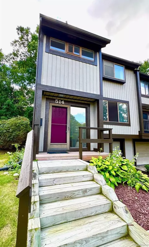 514 Victoria Sq, Brighton, MI 48116