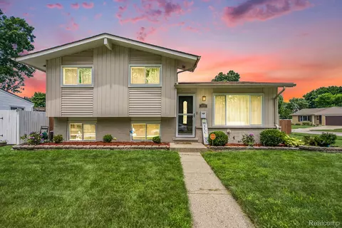 35612 Canyon Dr, Westland, MI 48186