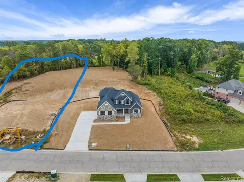 8239 Stoney Creek Dr, Green Oak, MI 48178