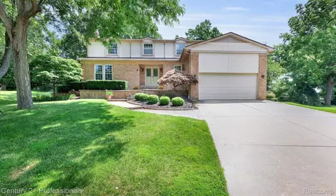 3660 Old Tree Crt Ct, Rochester Hills, MI 48309