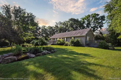 10208 Oakhill Rd, Holly, MI 48442