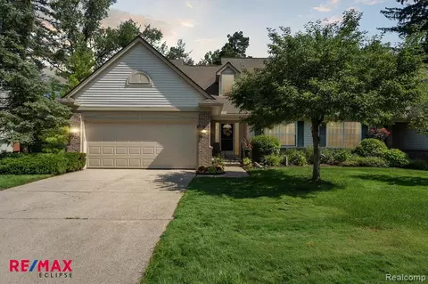 194 Four Seasons Dr, Lake Orion, MI 48360