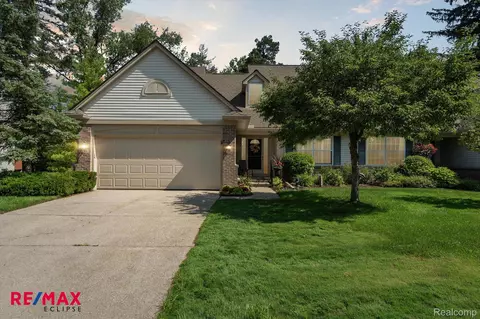 194 Four Seasons Dr, Orion, MI 48360