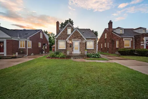 1833 Roslyn Rd, Grosse Pointe Woods, MI 48236