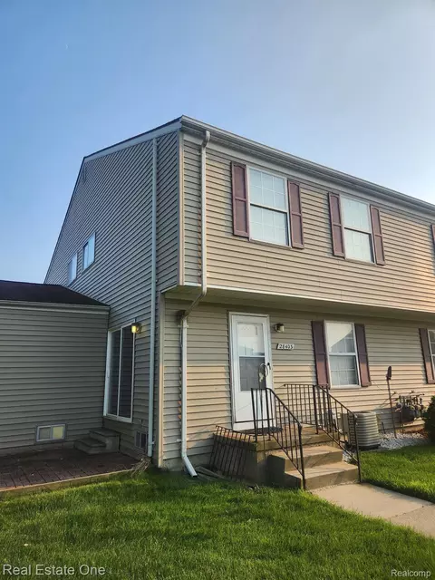 28403 Raleigh Crescent Dr, Chesterfield, MI 48051