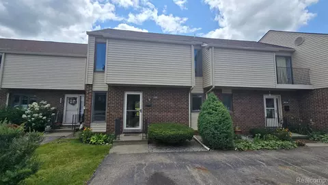 2185 Village West Dr S, Lapeer, MI 48446