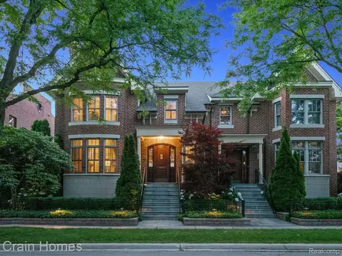 324 W Brown St, Birmingham, MI 48009