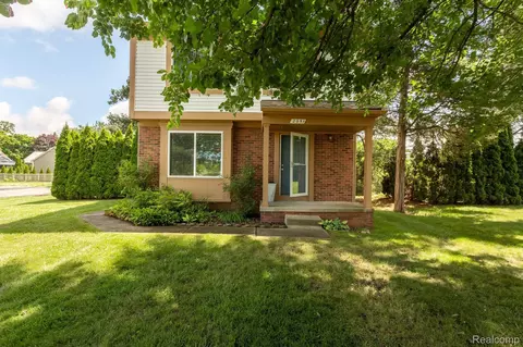 2051 Maddy Ln, Keego Harbor, MI 48320