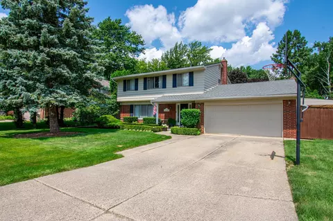 18647 Devisscher St, Clinton Township, MI 48036