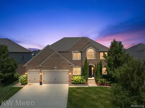 19813 Glimmer Dr, Macomb, MI 48042