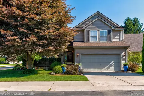 6502 Forestside Dr, Waterford, MI 48327