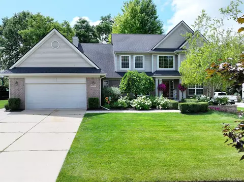8945 Haymarket St, White Lake, MI 48386