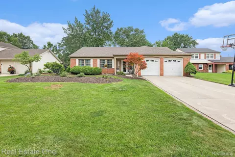 4971 Butler Dr, Troy, MI 48085