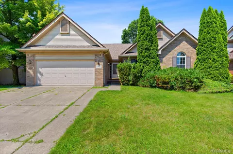 19108 Red Oak Ln, Brownstown, MI 48193