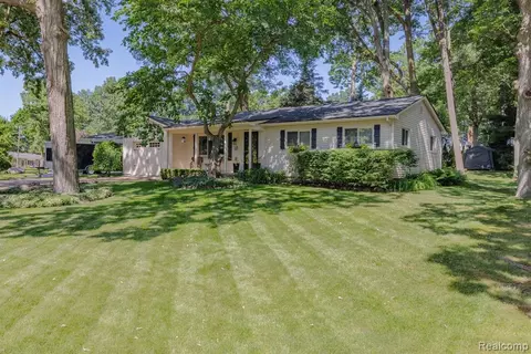 5975 Paramus, Clarkston, MI 48346
