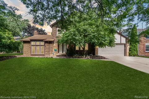 37786 Bristol St, Livonia, MI 48154