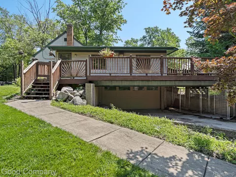 210 Schrum Dr, Northfield, MI 48189