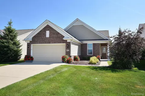9397 Sand Hill Dr, Grand Blanc, MI 48439
