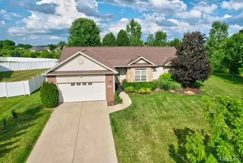 3004 Oxford Ln, Flushing, MI 48433