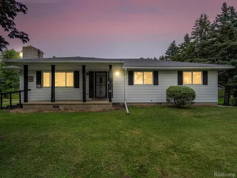 7693 Dryden Rd, Almont, MI 48003