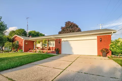793 Fairview Dr, Imlay City, MI 48444