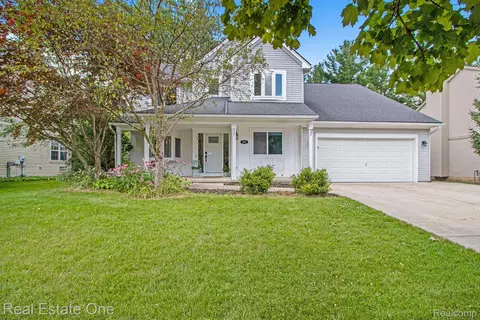 851 Westbrooke Dr, South Lyon, MI 48178