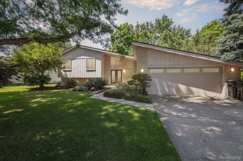427 Rolling Green Cir S, Rochester Hills, MI 48309