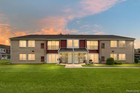 307 Sunset Ln, Saint Clair Shores, MI 48080