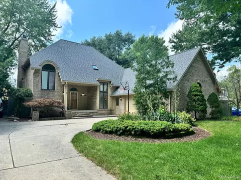 38389 Townhall St, Harrison, MI 48045