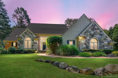 2833 Arlund Way, Troy, MI 48098
