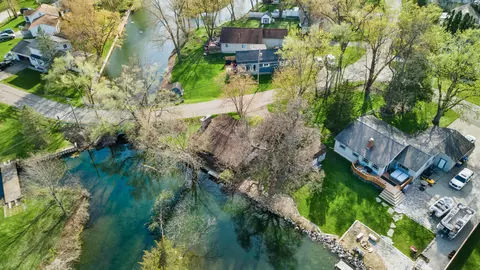 375 Lamothe Dr, Waterford, MI 48327