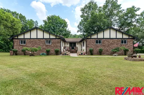 8294 Standing Pines Dr, Groveland, MI 48442