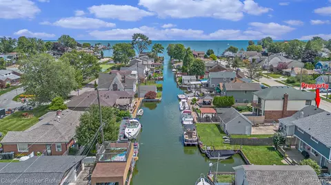 22459 Maple St, Saint Clair Shores, MI 48081