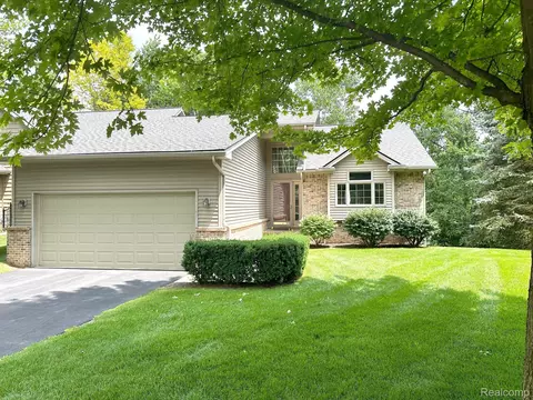 1439 Darnel Dr, Brighton, MI 48116