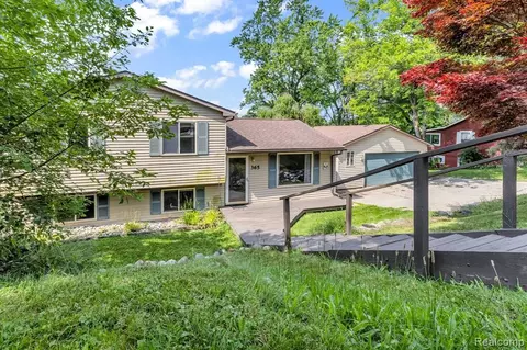 365 Bunny Run Blvd, Lake Orion, MI 48362