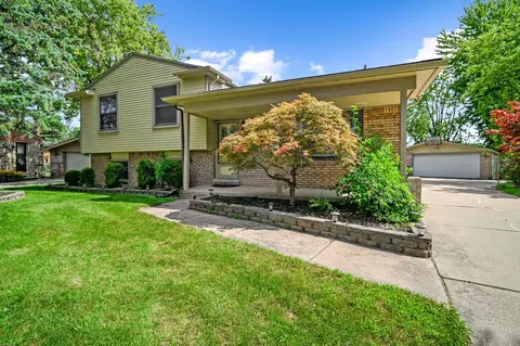 18432 N Oak Crt Ct, Clinton Township, MI 48038