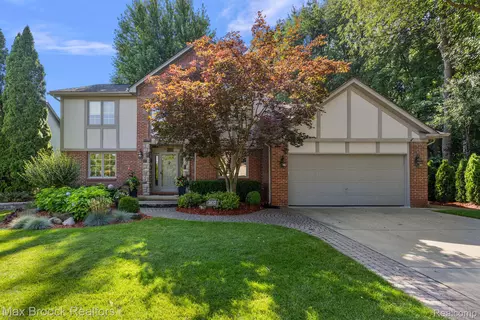 3837 Edenderry Dr, Troy, MI 48083