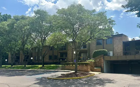 27330 Arborway Rd #23, Southfield, MI 48033